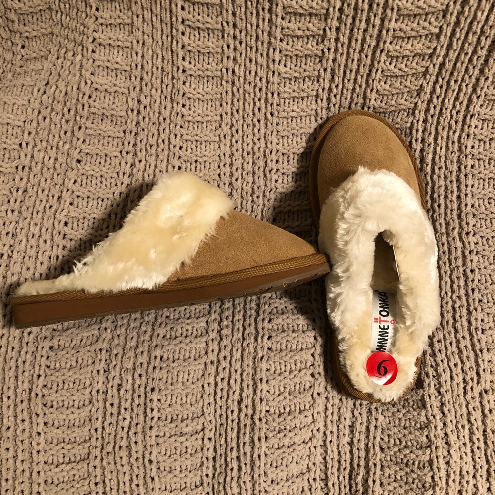 Minnetonka All Day Scuffs Chestnut size 6